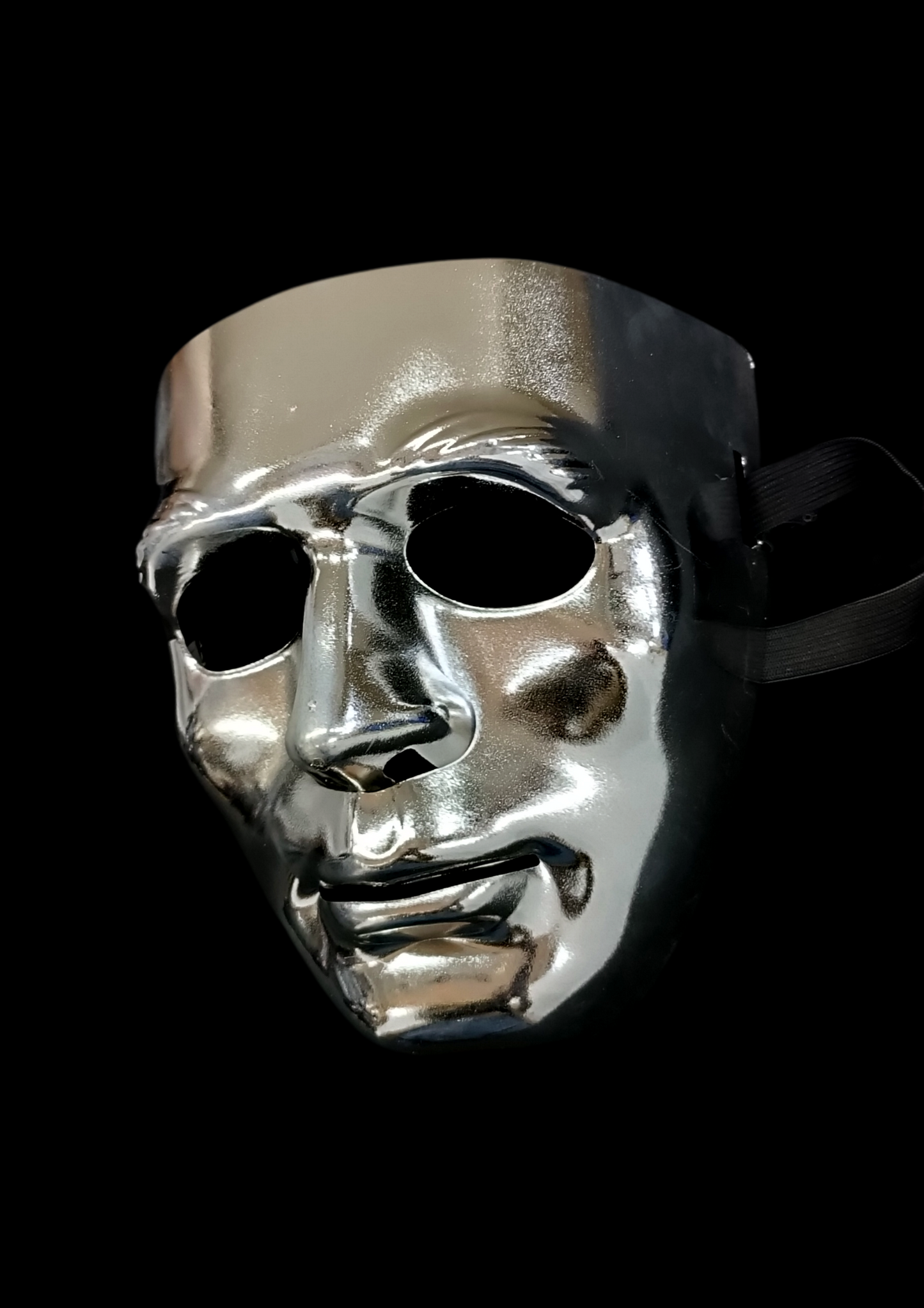Máscara metalizada plateada